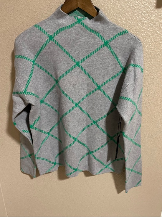 Tahari Sweaters - Tahari Gray Sweater with Green Argyle Pattern